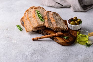 Taze ekmek, zeytinyağı ve zeytin karışımı. Yunan mezeleri