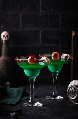 Cadılar Bayramı için arka planda sahte gözlerle ürkütücü yeşil kokteyller.