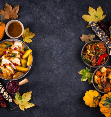 Geleneksel Şükran Günü yemeği hindi, fırında sebze, kızılcık sosu.