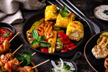 Çeşitli yaz ızgara bbq çeşitleri. Shashlik, ızgara sosis, sebze ve sos.