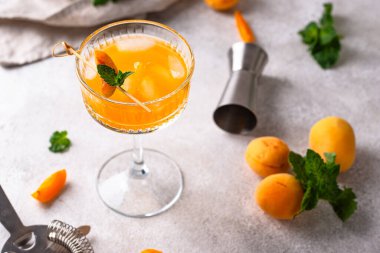 Taze kayısı veya nane aromalı şeftali kokteyli.