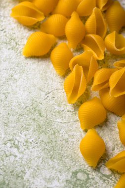 Conchiglie rigate, kabuk şeklinde çiğ makarna.