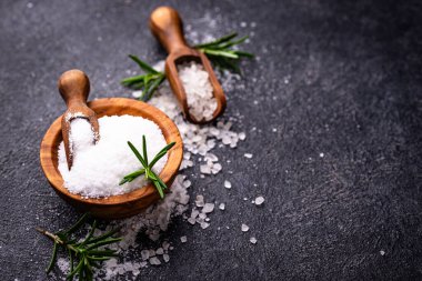 Koyu arkaplanda doğal deniz tuzu kristalleri.