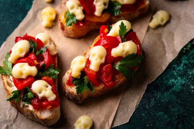 Peynirden yapılmış kafatasıyla Cadılar Bayramı tostu