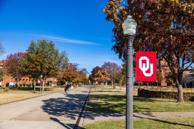 Norman, tamam - Kasım 2022: Oklahoma Üniversitesi afişi, kampüste