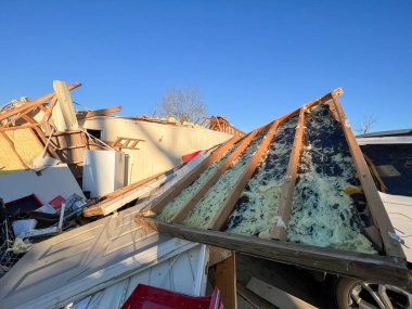 Evin enkazı kasırga tarafından yok edildi..