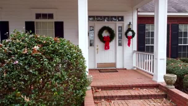 Hermoso Porche Delantero Casa Blanca Decorado Para Navidad Las Vacaciones — Vídeo de stock