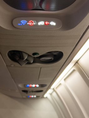 Kabinde kabin ışıkları var, sigara ve emniyet kemeri yasak..