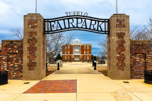 Tupelo, MS - Ocak 2023: Tupelo, Mississippi 'deki Tupelo Belediye Binası önündeki Fair Park