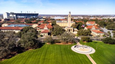 Baton Rouge, LA - Şubat 2023: LSU kampüsündeki Memorial Tower, Birinci Dünya Savaşı 'nda hayatını kaybeden Louisianalılar için bir anıttır..