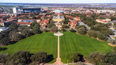 Baton Rouge, LA - Şubat 2023: LSU kampüsündeki Memorial Tower, Birinci Dünya Savaşı 'nda hayatını kaybeden Louisianalılar için bir anıttır..