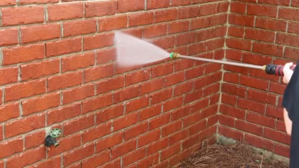 Pencuci Tekanan Menggunakan Air Untuk Membersihkan Dinding Bata Kotor Rumah — Stok Video