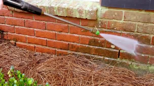 Osoba Sprzątanie Cegły Ściany Myjki Ciśnieniowej — Wideo stockowe