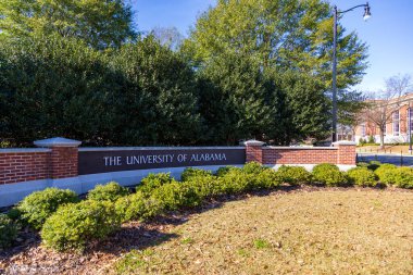 Tuscaloosa, AL - Ocak 2022: Kampüste Alabama Üniversitesi tabelası