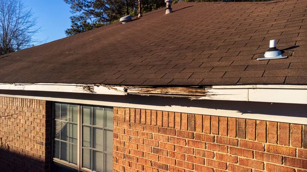 屋根と水から損傷し 無視Fasciaボード — ストック写真