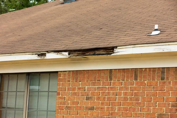 メンテナンス不足によるファシアボードと屋根の損傷 — ストック写真