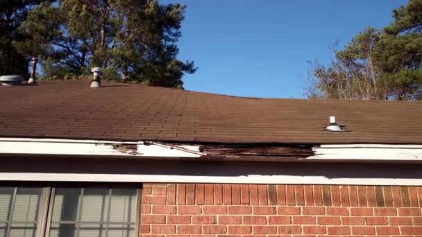 屋顶和Fascia板由于水和疏忽而受损 — 图库视频影像