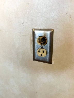 Duvardaki hasarlı elektrik prizi bir tehlike oluşturdu