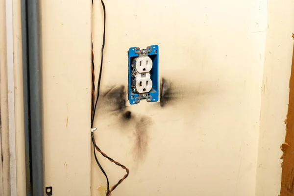 Saída Elétrica Parede Com Marcas Queimadura Após Ataque Onda — Fotografia de Stock