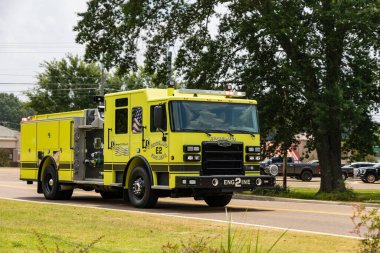 Ridgeland, MS-2023: Ridgeland İtfaiye Aracı çağrıya yanıt veriyor.