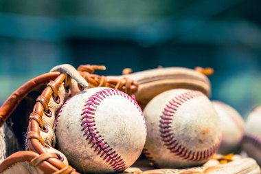 Spor arkaplanı için eldiven içinde beyzbol topları ve kopyalama alanı