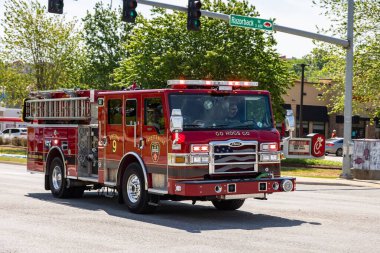 Fayetteville, AR - 2023 Fayetteville, AR itfaiye aracı çağrıya cevap veriyor..