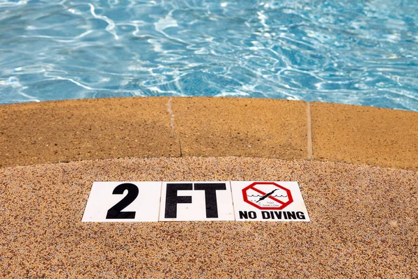 Yüzme Havuzunun Kenarında Dalış Uyarısı Yok Derinlik Işareti Var — Stok fotoğraf