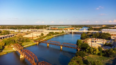 Waco, TX - Eylül 2023: Brazos River, Baylor Üniversitesi Bears futbol takımının evi olan McLane Stadyumu önünde..