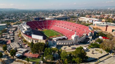 Los Angeles, CA - Kasım 2023: Los Angeles Memorial Coliseum, USC futbol, olimpiyatlar ve diğer etkinliklere ev sahipliği yapıyor.