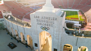 Los Angeles, CA - Kasım 2023: Los Angeles Memorial Coliseum, USC futbol, olimpiyatlar ve diğer etkinliklere ev sahipliği yapıyor.
