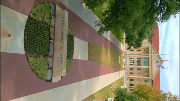 フォートワース 2023年11月 の垂直ビデオ テキサス クリスチャン キャンパス サドラー ホール — ストック動画