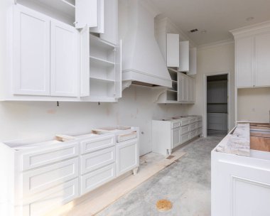 Yeni dolapları olan yapım aşamasındaki ev