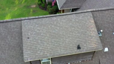 Çatıda dolu hasarı ve teftiş izleri var.