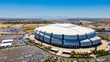 Glendale, AZ - Nisan 2024: State Farm Stadyumu, ABD 'nin Arizona eyaletinin Glendale şehrinde, Phoenix' in batısında bulunan çok amaçlı geri çekilebilir çatı stadyumu. Ulusal Futbol Ligi 'nin Arizona Cardinals takımı ve geleneksel Fiesta Bowl' un evidir..