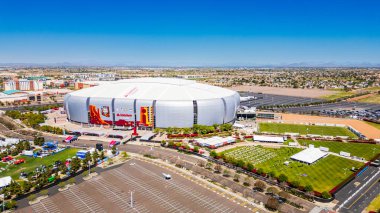 Glendale, AZ - 7 Nisan 2024: State Farm Stadyumu, ABD 'nin Arizona eyaletinin Glendale şehrinde, Phoenix' in batısında bulunan çok amaçlı bir çatı stadyumudur. Ulusal Futbol Ligi 'nin Arizona Cardinals takımı ve geleneksel Fiesta Bowl' un evidir..