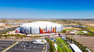 Glendale, AZ - 7 Nisan 2024: State Farm Stadyumu, ABD 'nin Arizona eyaletinin Glendale şehrinde, Phoenix' in batısında bulunan çok amaçlı bir çatı stadyumudur. Ulusal Futbol Ligi 'nin Arizona Cardinals takımı ve geleneksel Fiesta Bowl' un evidir..