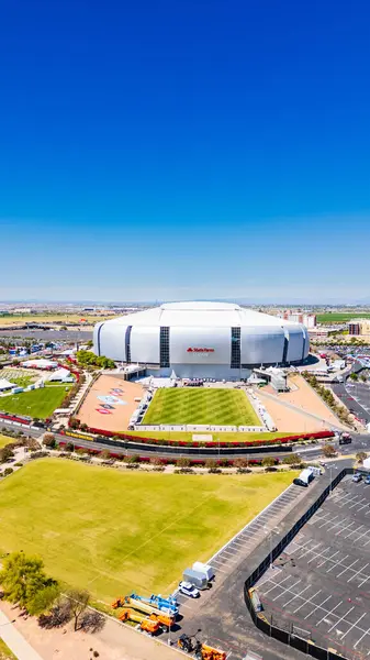 Glendale, AZ - Nisan 2024: State Farm Stadyumu, ABD 'nin Arizona eyaletinin Glendale şehrinde, Phoenix' in batısında bulunan çok amaçlı geri çekilebilir çatı stadyumu. Ulusal Futbol Ligi 'nin Arizona Cardinals takımı ve geleneksel Fiesta Bowl' un evidir..