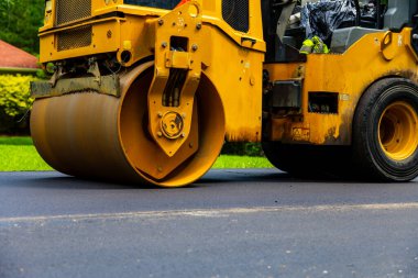 Yollarda, otoparklarda, vb. 'de yeni asfalt işleri için yardımcı sıkıştırma makinesi.