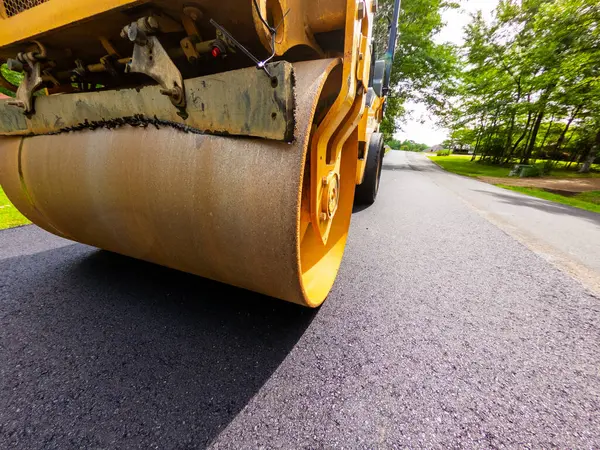 Yollarda, otoparklarda, vb. 'de yeni asfalt işleri için yardımcı sıkıştırma makinesi.