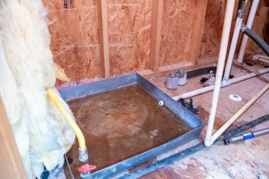 Tavan arasında su ısıtıcısı tavası, suyla dolu.