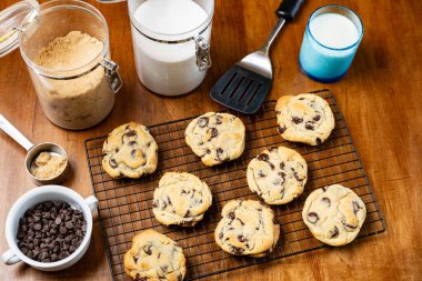 Soğutma rafında taze çikolatalı kurabiyeler, düz konum, arka plan.