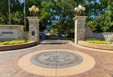 Manhattan, KS - Eylül 2024: Higinbotham Kapısı yakınlarındaki Kansas Eyalet Üniversitesi Mührü