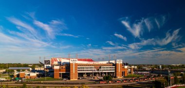 Louisville, KY - 3 Ekim 2024: L & N Federal Kredi Birliği Stadyumu, eski adıyla Kardinal Stadyumu, Louisville Üniversitesi kampüsünde yer almaktadır..