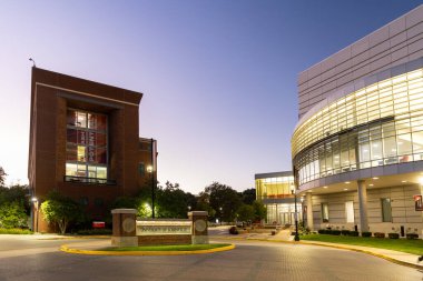 Louisville, KY - 3 Ekim 2024 Louisville Üniversitesi tabelası