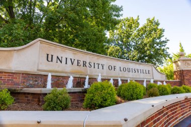 Louisville, KY - 4 Ekim 2024 Louisville Üniversitesi tabelası