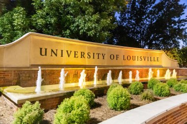 Louisville, KY - 3 Ekim 2024 Louisville Üniversitesi tabelası