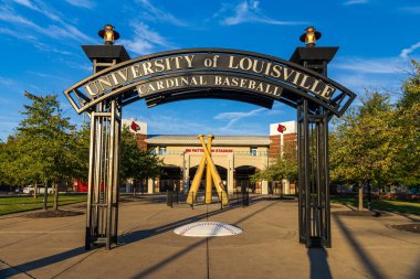 Louisville, KY - 3 Ekim 2024: Jim Patterson Stadyumu, Louisville Üniversitesi beyzbol takımının evi.