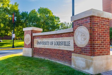 Louisville, KY - 3 Ekim 2024 Louisville Üniversitesi tabelası