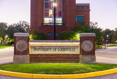 Louisville, KY - 3 Ekim 2024 Louisville Üniversitesi tabelası