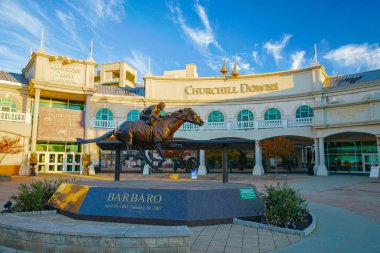 Louisville, KY - 3 Ekim 2024: Barbaro 'nun Churchill Downs' taki heykeli, Louisville, Kentucky 'de bulunan ve geleneksel Kentucky Derbisi' ne ev sahipliği yapmasıyla ünlü bir at yarışı kompleksi..